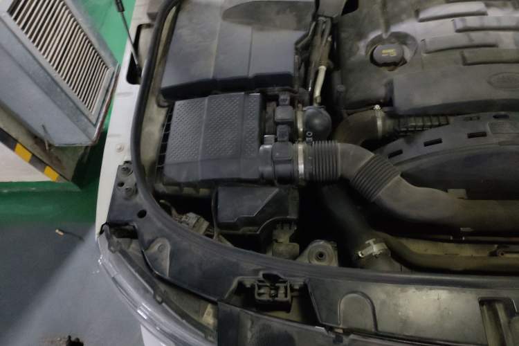 Used Land Rover Discovery 2014 3.0 SDV6 HSE Diesel Edition Engine Bay Right