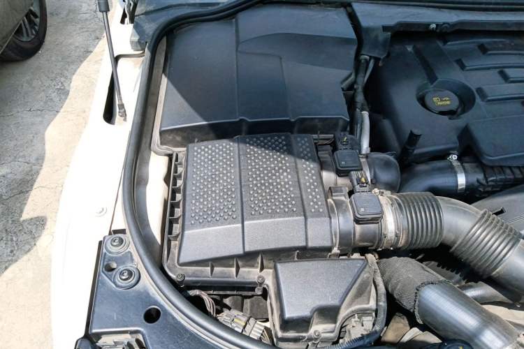 Used Land Rover Discovery 2014 3.0 SDV6 HSE Diesel Edition Engine Bay Right
