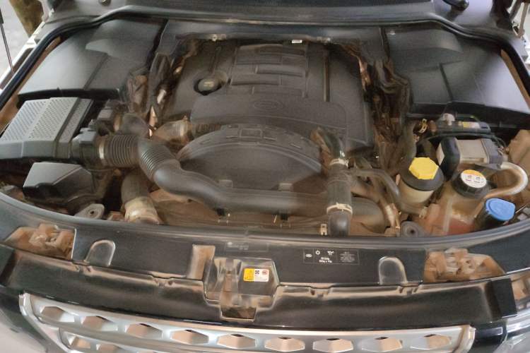 Used Land Rover Discovery 2014 3.0 SDV6 HSE Diesel Edition Engine Bay