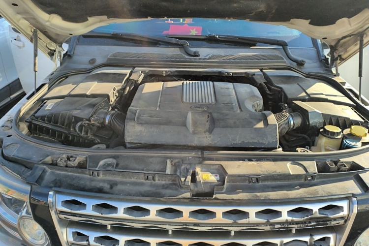 Used Land Rover Discovery 2014 3.0 SC V6 HSE Engine Bay