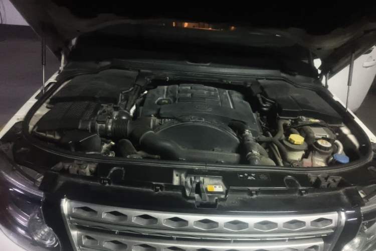 Used Land Rover Discovery 2014 3.0 SDV6 HSE Diesel Edition Engine Bay