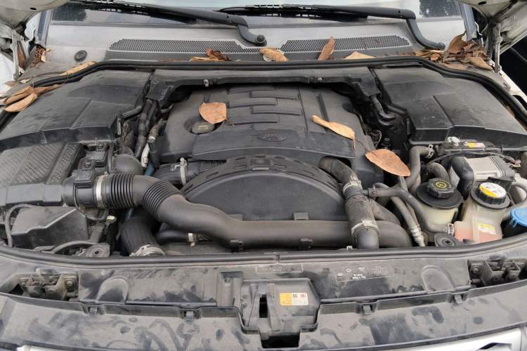 Used Land Rover Discovery 2014 3.0 SDV6 HSE Diesel Edition Engine Bay