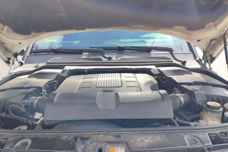 Used Land Rover Discovery 2014 3.0 SC V6 SE Engine Bay