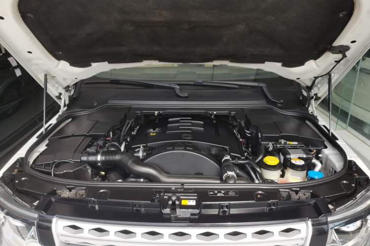 Used Land Rover Discovery 2014 3.0 SDV6 HSE Diesel Edition Engine Bay