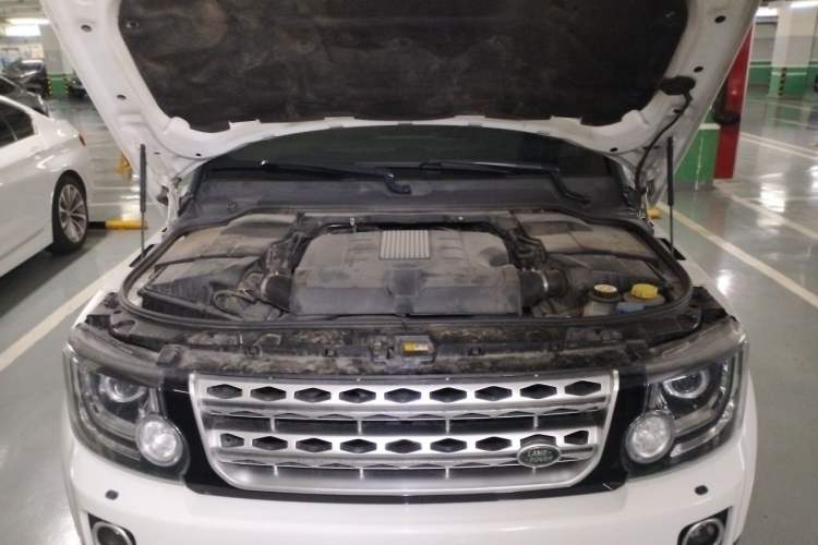 Used Land Rover Discovery 2014 3.0 SC V6 HSE Luxury Engine Bay
