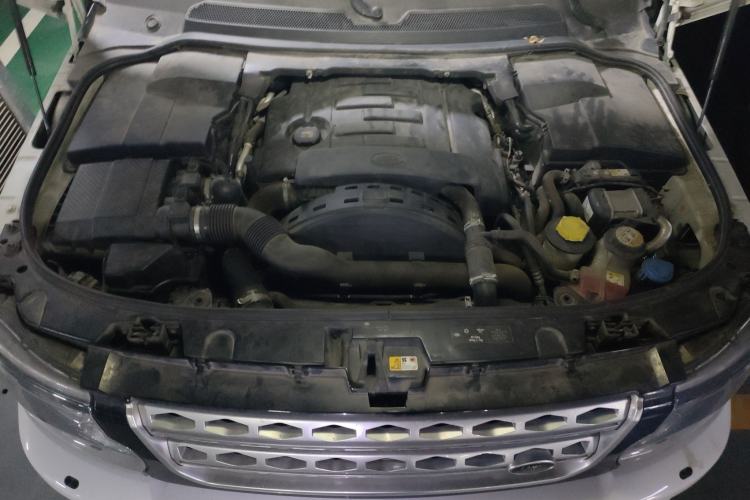 Used Land Rover Discovery 2014 3.0 SDV6 HSE Diesel Edition Engine Bay