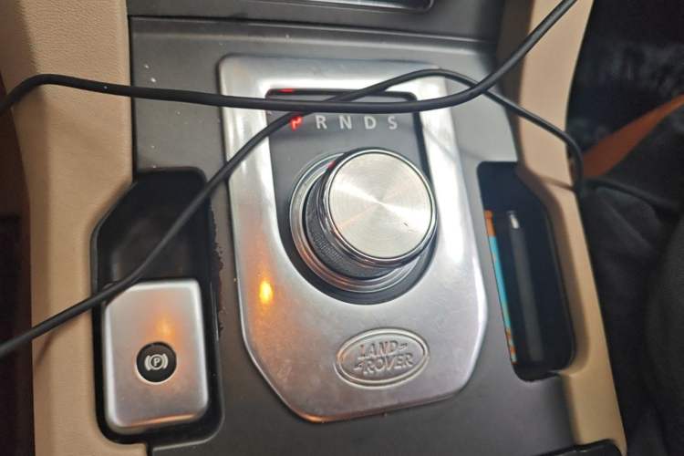 Used Land Rover Discovery 2014 3.0 SDV6 HSE Diesel Edition Gear Lever