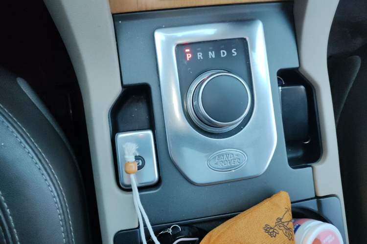 Used Land Rover Discovery 2014 3.0 SDV6 HSE Diesel Edition Gear Lever