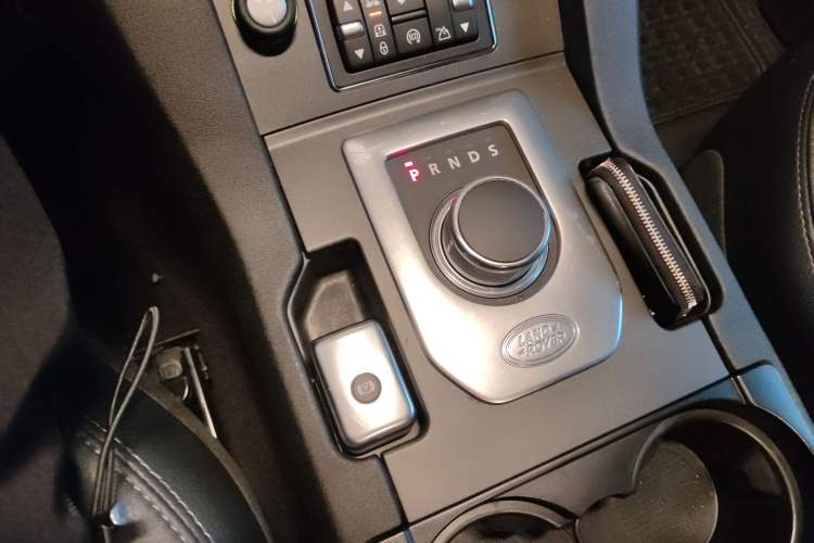 Used Land Rover Discovery 2014 3.0 SDV6 HSE Diesel Edition Gear Lever