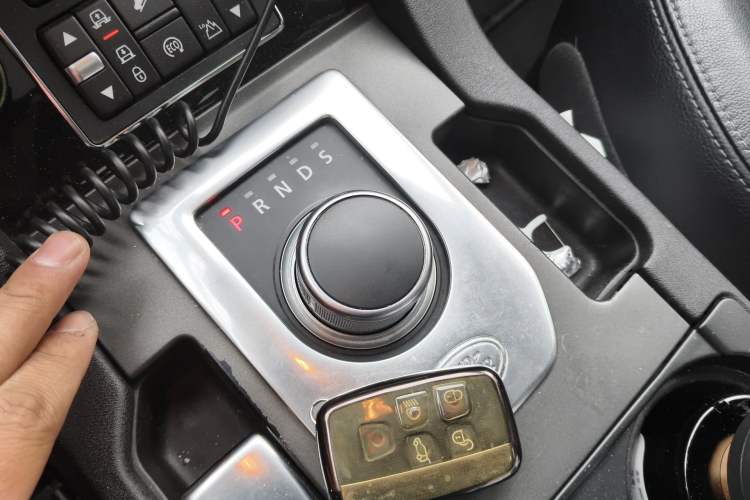 Used Land Rover Discovery 2014 3.0 SC V6 HSE Gear Lever