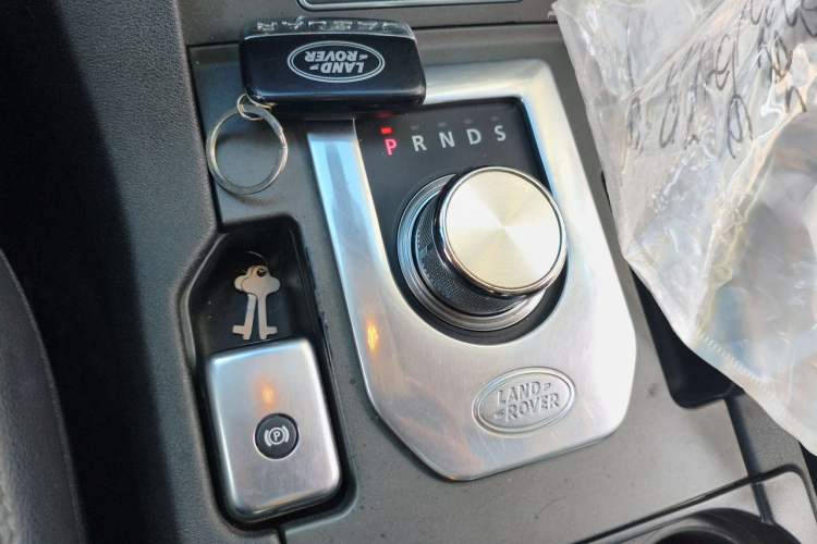 Used Land Rover Discovery 2014 3.0 SC V6 SE Gear Lever