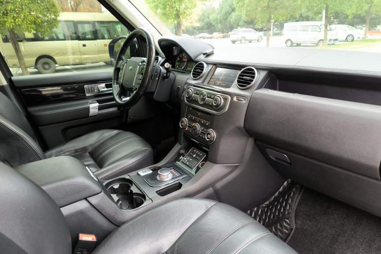 Used Land Rover Discovery 2014 3.0 SC V6 HSE Interior 3