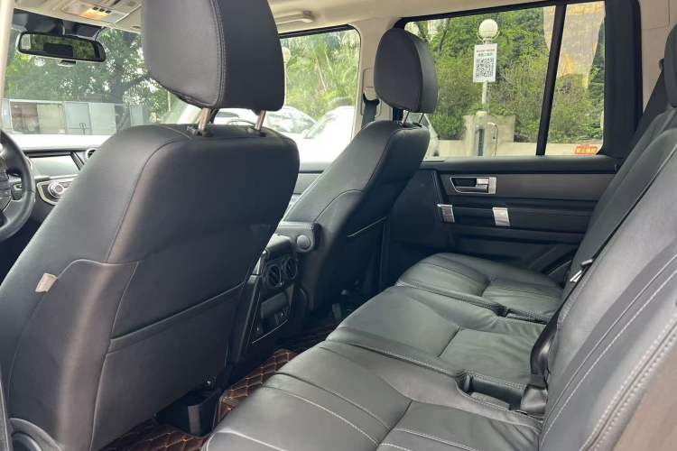 Used Land Rover Discovery 2014 3.0 SC V6 SE Interior 4