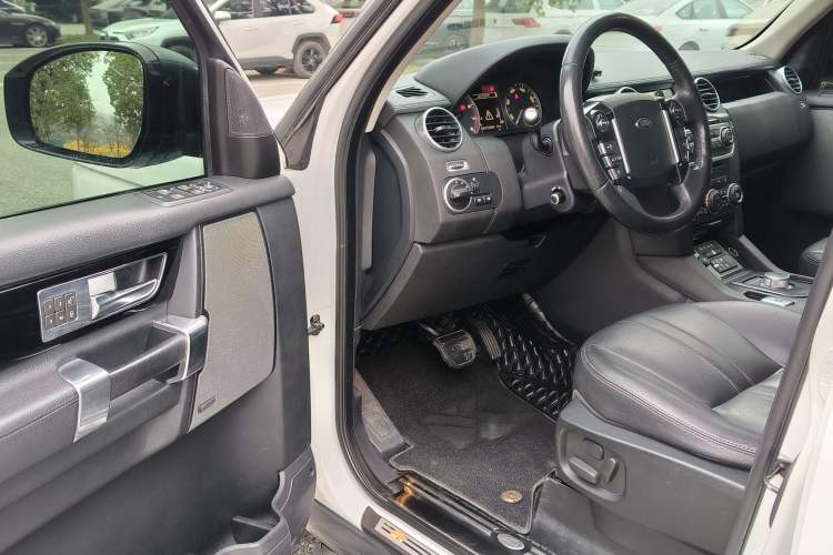 Used Land Rover Discovery 2014 3.0 SC V6 HSE Interior 5