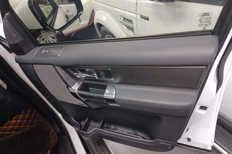 Used Land Rover Discovery 2014 3.0 SC V6 SE Interior 5
