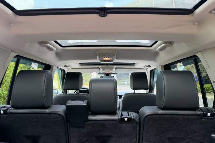 Used Land Rover Discovery 2014 3.0 SC V6 SE Interior 5