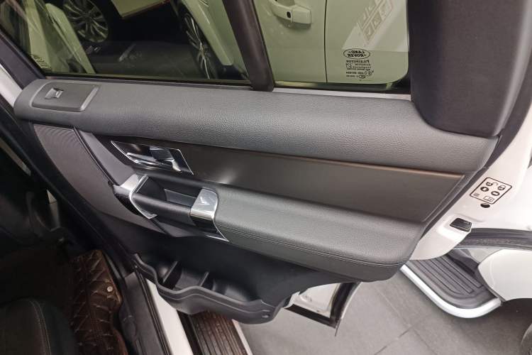 Used Land Rover Discovery 2014 3.0 SC V6 SE Interior 6
