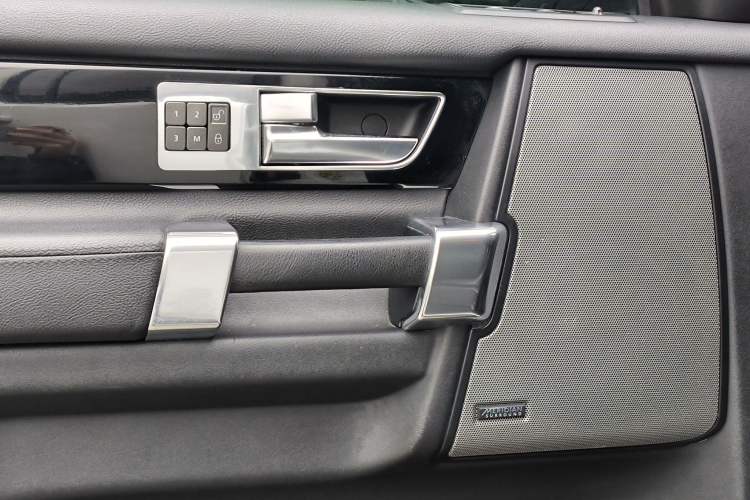 Used Land Rover Discovery 2014 3.0 SC V6 HSE Interior 7