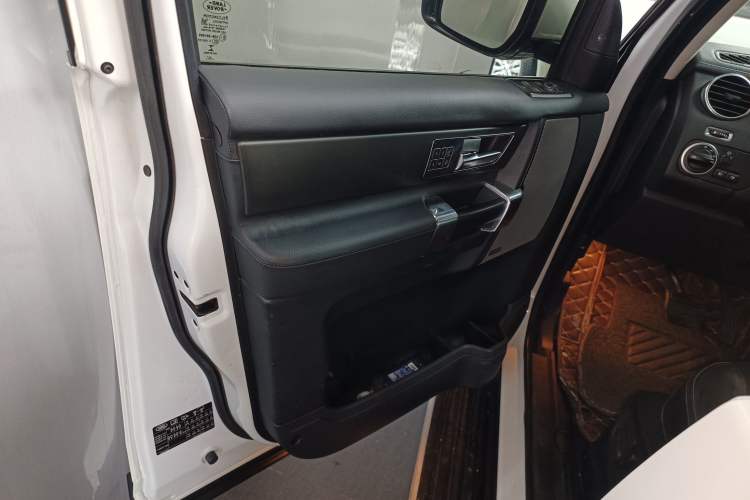 Used Land Rover Discovery 2014 3.0 SC V6 SE Interior 7