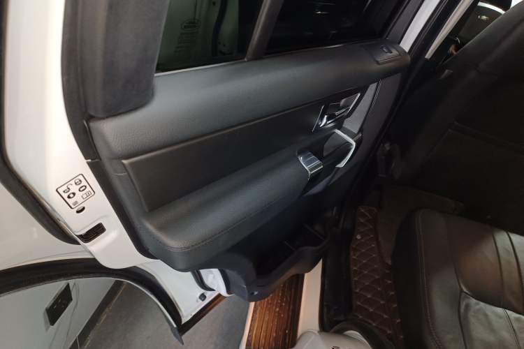 Used Land Rover Discovery 2014 3.0 SC V6 SE Interior 8