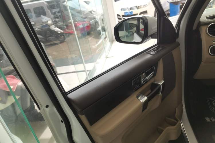 Used Land Rover Discovery 2014 3.0 SDV6 HSE Diesel Edition Left Front Door Interior
