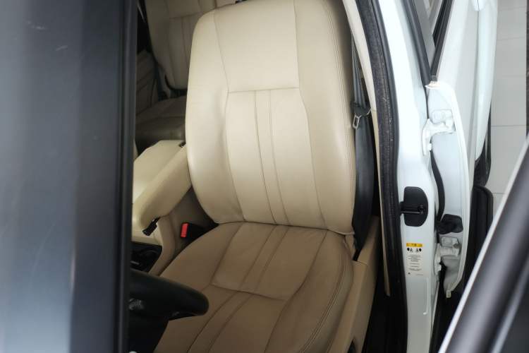Used Land Rover Discovery 2014 3.0 SDV6 HSE Diesel Edition Left Front Seat