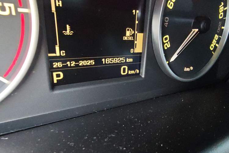 Used Land Rover Discovery 2014 3.0 SDV6 HSE Diesel Edition Odometer Close Up