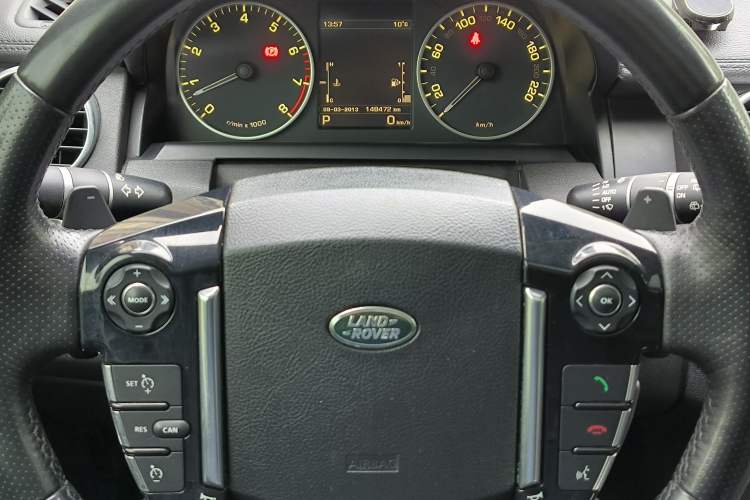 Used Land Rover Discovery 2014 3.0 SC V6 HSE Odometer Close Up