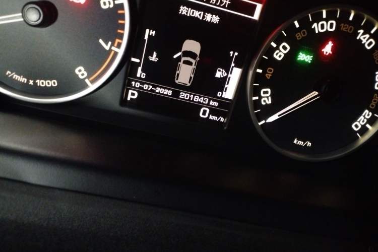 Used Land Rover Discovery 2014 3.0 SC V6 HSE Luxury Odometer Close Up