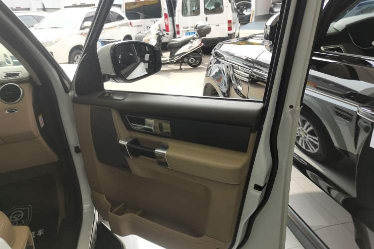 Used Land Rover Discovery 2014 3.0 SDV6 HSE Diesel Edition Right Front Door Interior