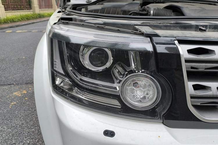 Used Land Rover Discovery 2014 3.0 SC V6 SE Right Front Headlight