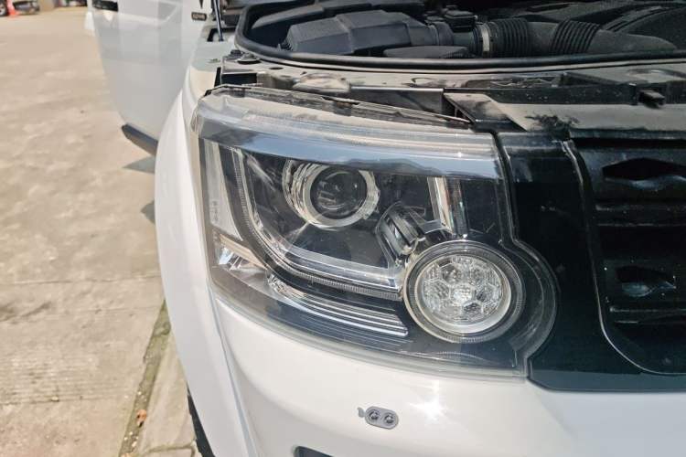 Used Land Rover Discovery 2014 3.0 SDV6 HSE Diesel Edition Right Front Headlight