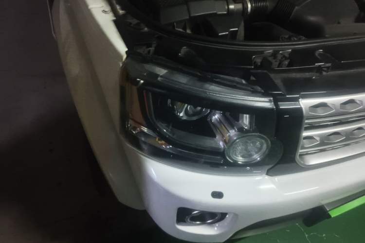 Used Land Rover Discovery 2014 3.0 SDV6 HSE Diesel Edition Right Front Headlight