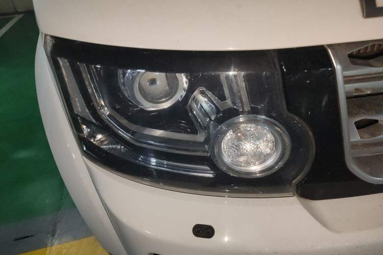 Used Land Rover Discovery 2014 3.0 SDV6 HSE Diesel Edition Right Front Headlight