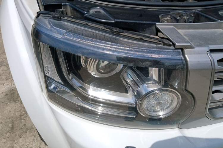 Used Land Rover Discovery 2014 3.0 SDV6 HSE Diesel Edition Right Front Headlight