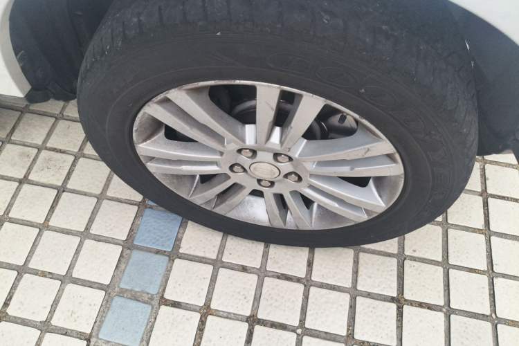 Used Land Rover Discovery 2014 3.0 SDV6 HSE Diesel Edition Right Front Wheel Hub