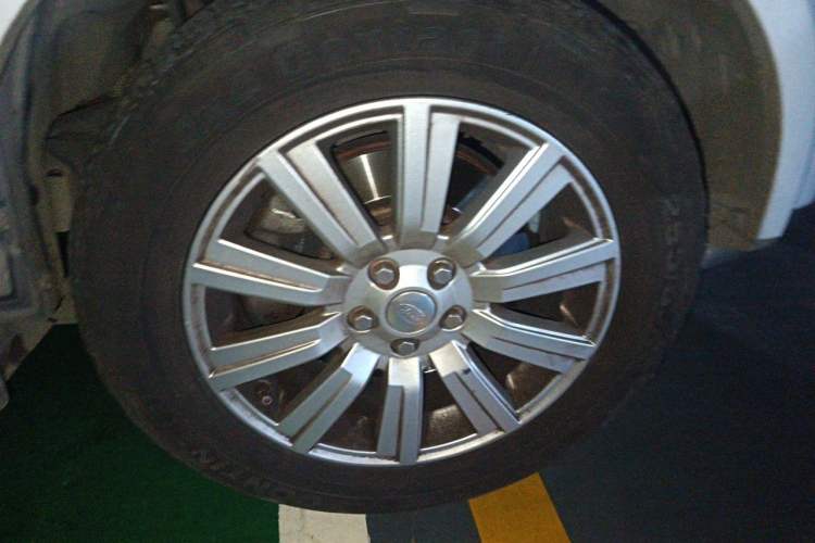 Used Land Rover Discovery 2014 3.0 SDV6 HSE Diesel Edition Right Front Wheel Hub