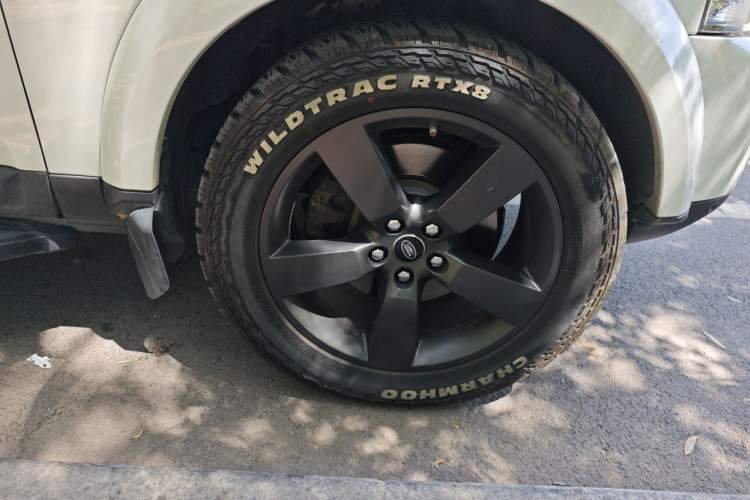Used Land Rover Discovery 2014 3.0 SDV6 HSE Diesel Edition Right Front Wheel Hub