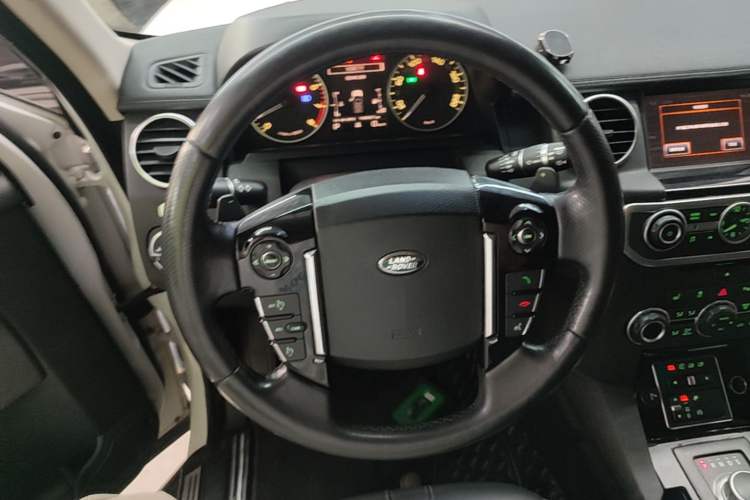 Used Land Rover Discovery 2014 3.0 SC V6 HSE Steering Wheel