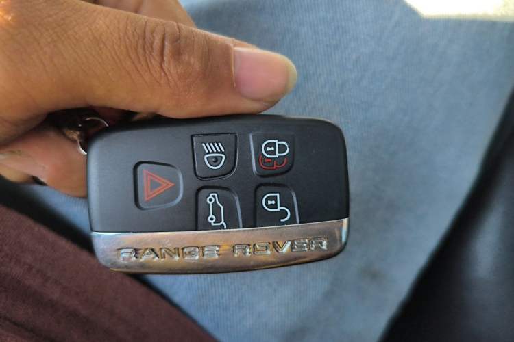 Used Land Rover Discovery 2014 3.0 SC V6 HSE Vehicle Key