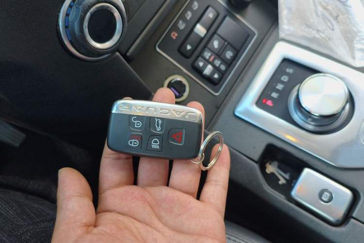 Used Land Rover Discovery 2014 3.0 SC V6 SE Vehicle Key