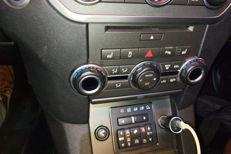 Used Land Rover Discovery 2015 3.0 SC V6 HSE Luxury Audio And AC Panel