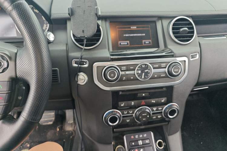 Used Land Rover Discovery 2015 3.0 SC V6 SE Audio And AC Panel
