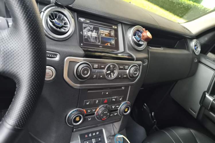 Used Land Rover Discovery 2015 3.0 SC V6 SE Audio And AC Panel