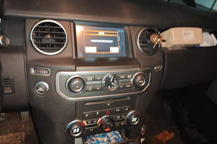 Used Land Rover Discovery 2015 3.0 SC V6 SE Audio And AC Panel