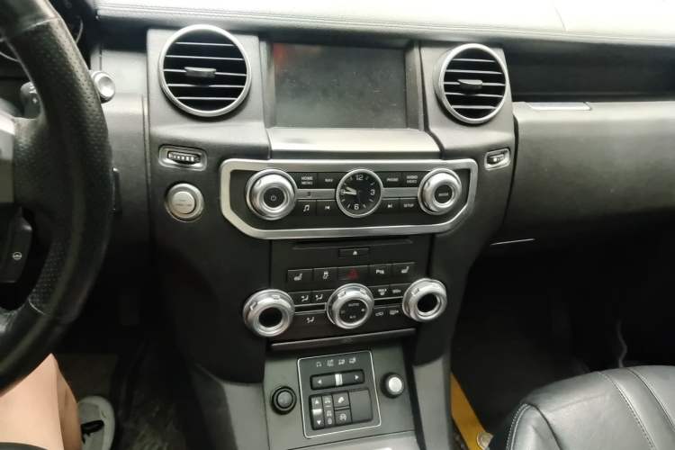 Used Land Rover Discovery 2015 3.0 SC V6 SE Audio And AC Panel