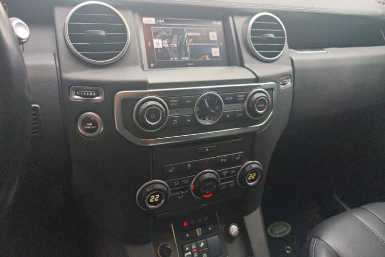 Used Land Rover Discovery 2015 3.0 SC V6 SE Audio And AC Panel