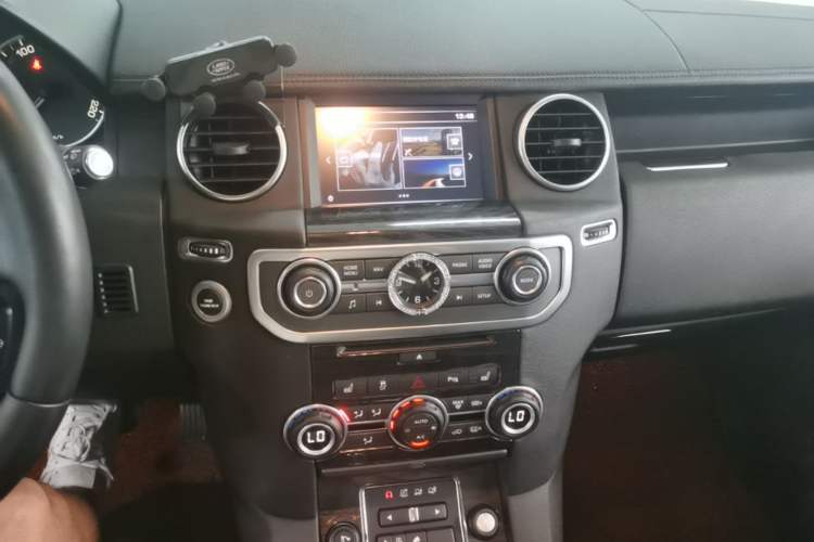 Used Land Rover Discovery 2015 3.0 SC V6 SE Audio And AC Panel