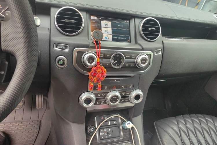 Used Land Rover Discovery 2015 3.0 SC V6 HSE Audio And AC Panel