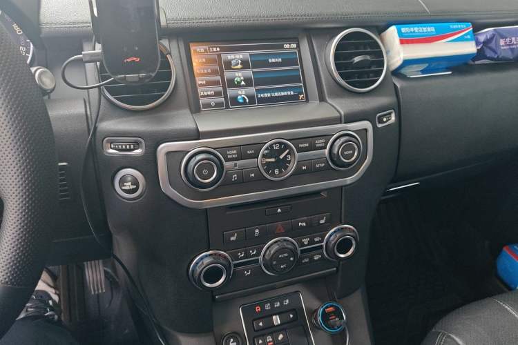 Used Land Rover Discovery 2015 3.0 SC V6 SE Audio And AC Panel